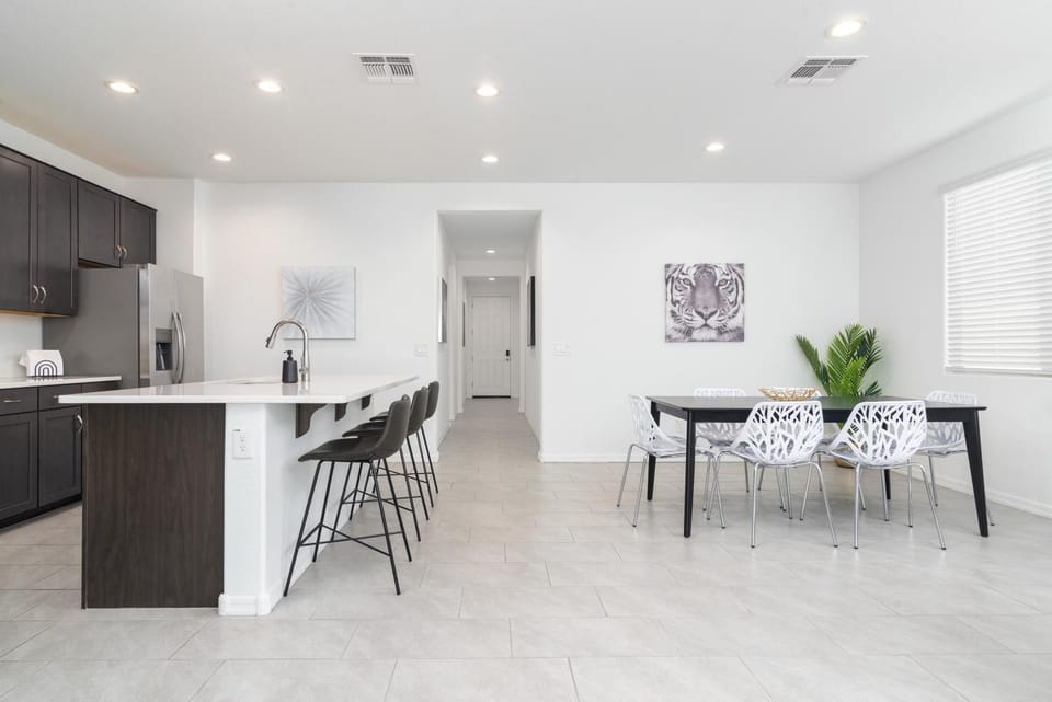 Kitchen or kitchenette, Dining area