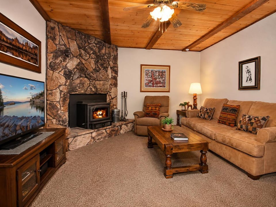 TV and multimedia, Living room, Seating area, fireplace