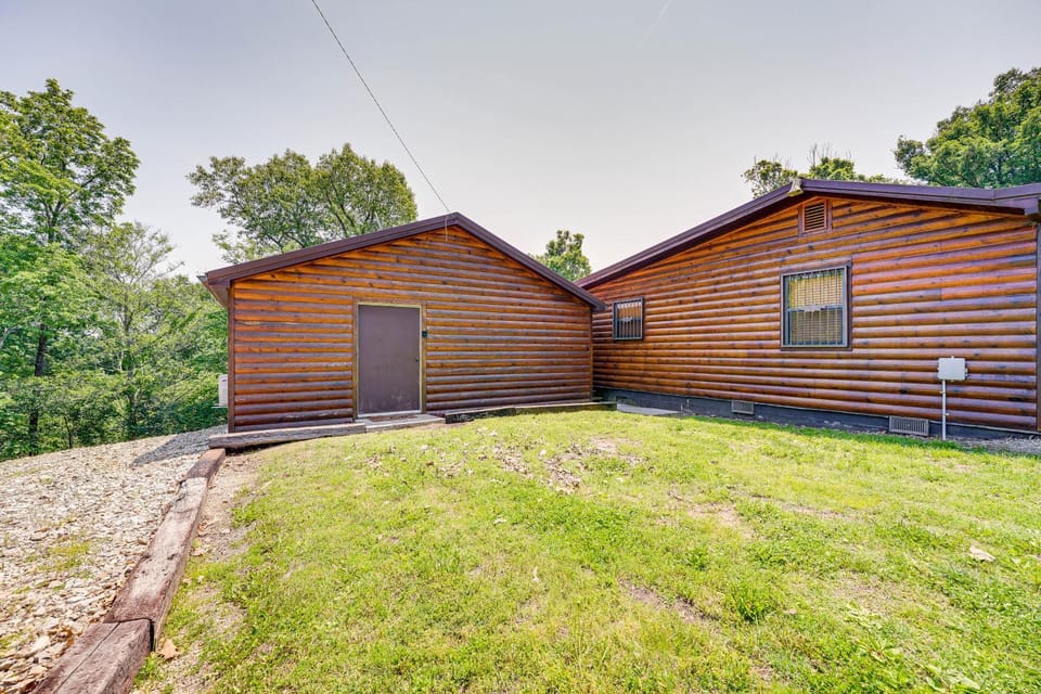 Charming Cabin Near Roaring River State Park! Cabin in Roaring River Township