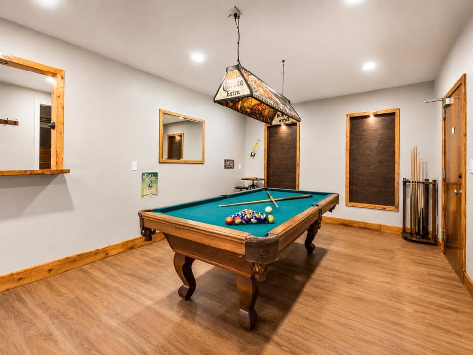 Billiard, Game Room