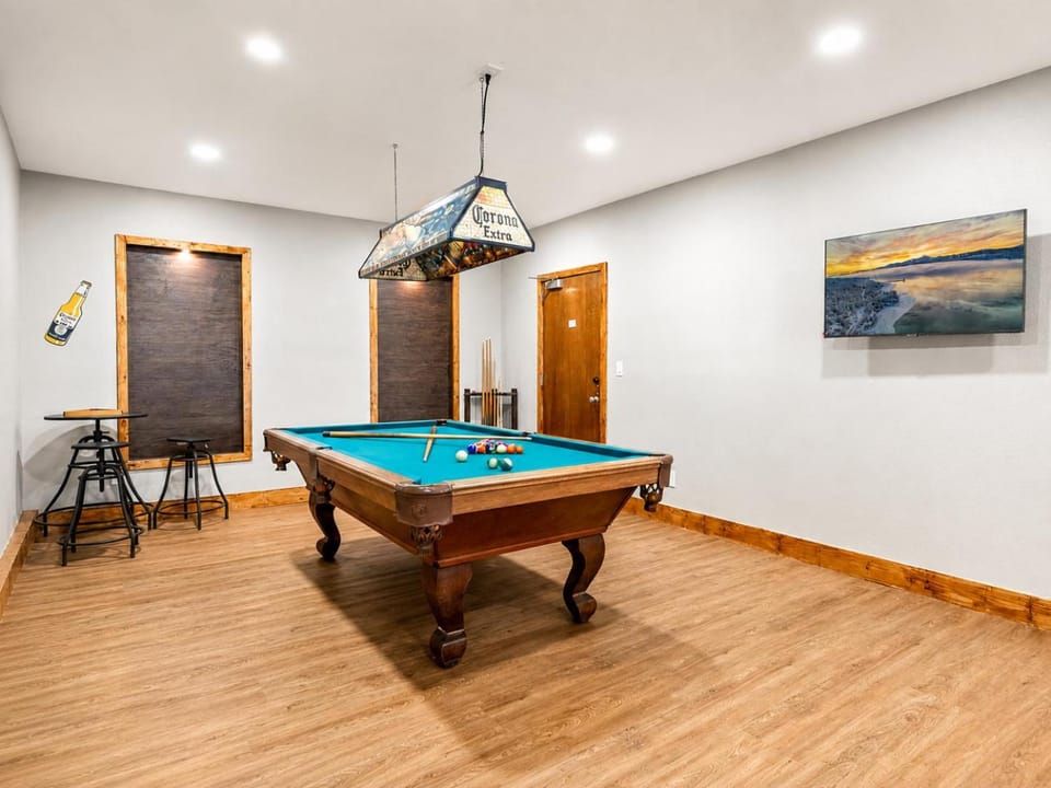 Billiard, Game Room