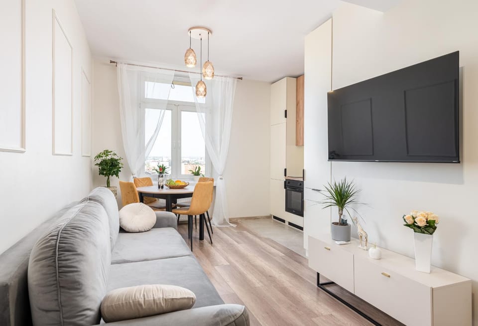 TV and multimedia, Living room, Seating area, Dining area, Evening entertainment
