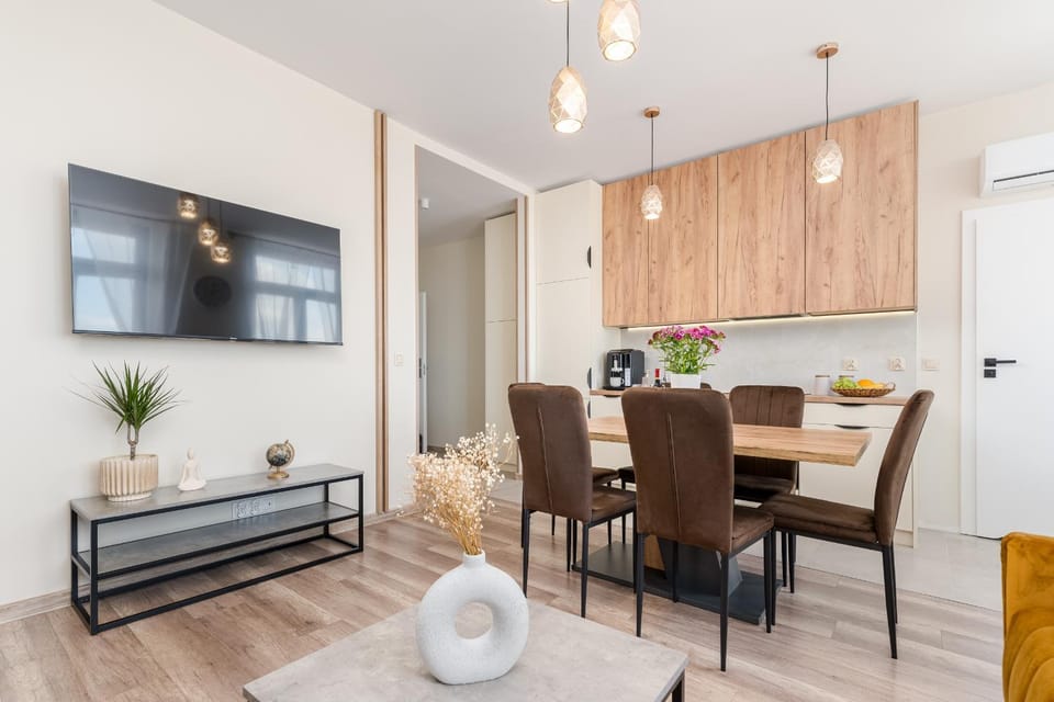 TV and multimedia, Kitchen or kitchenette, Living room, Seating area, Dining area
