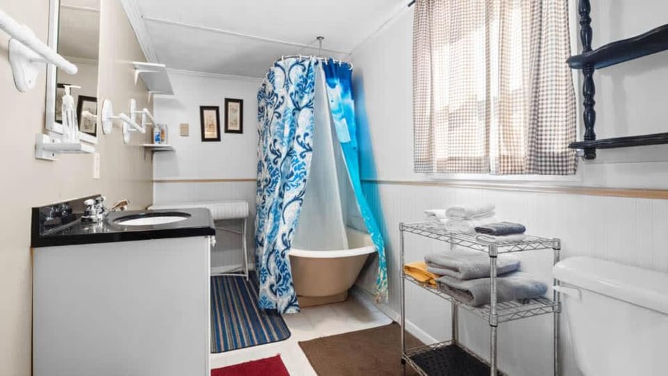Shower, Toilet, Bathroom, Bath, towels