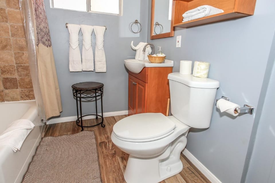 Toilet, Bathroom, towels