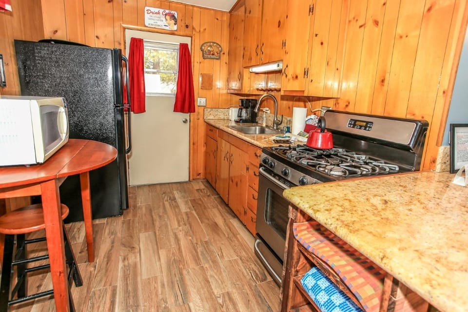 Kitchen or kitchenette, minibar, pet friendly, stove