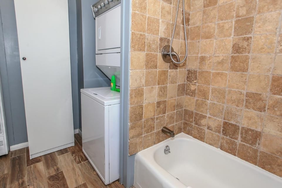 Bathroom, Bath, washing machine, dryer