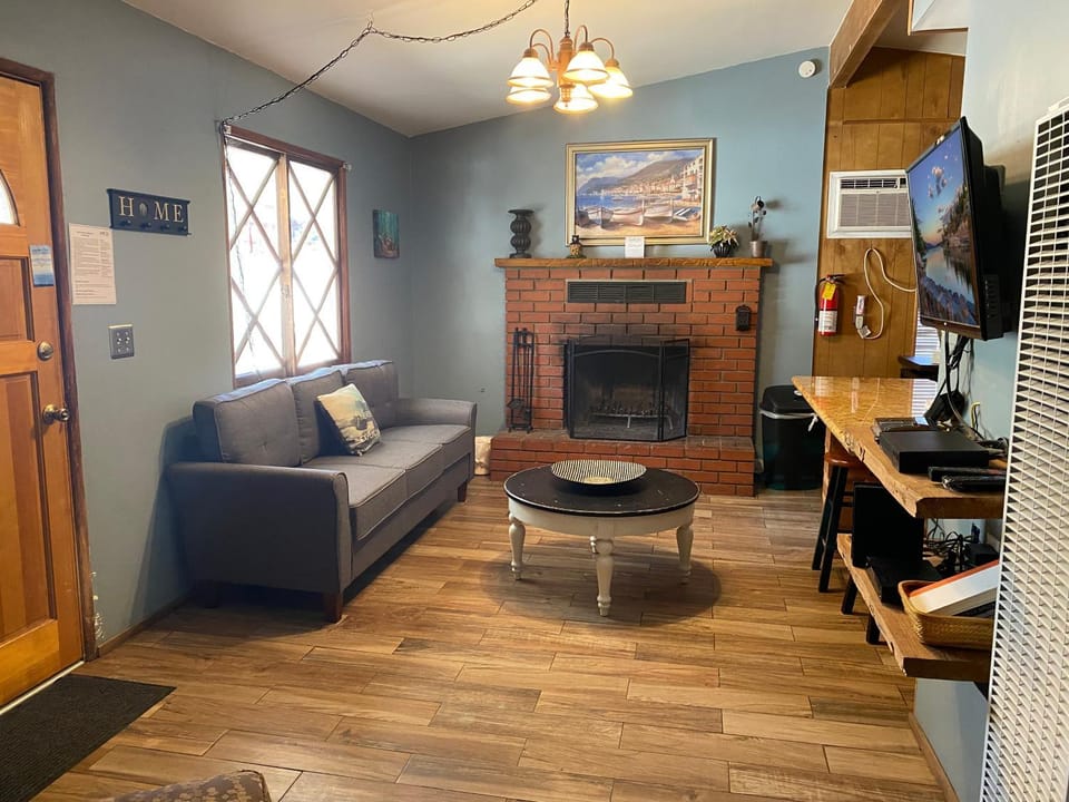TV and multimedia, Living room, Seating area, flat iron