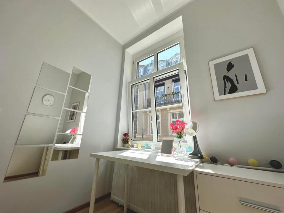 Photo of the whole room, Street view