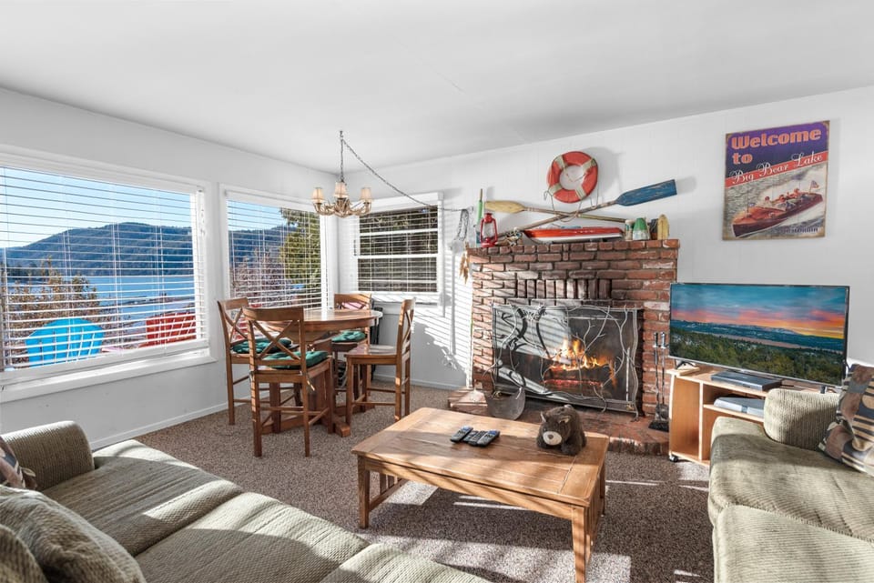 TV and multimedia, Living room, Seating area, Dining area