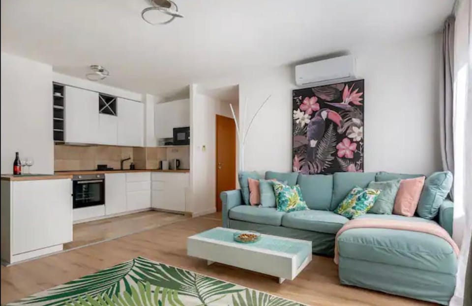Kitchen or kitchenette, Living room, Seating area, dishwasher, oven, pet friendly, stove