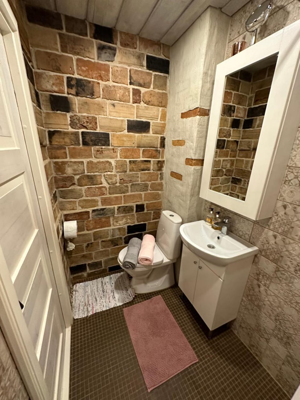 Toilet, Bathroom, towels