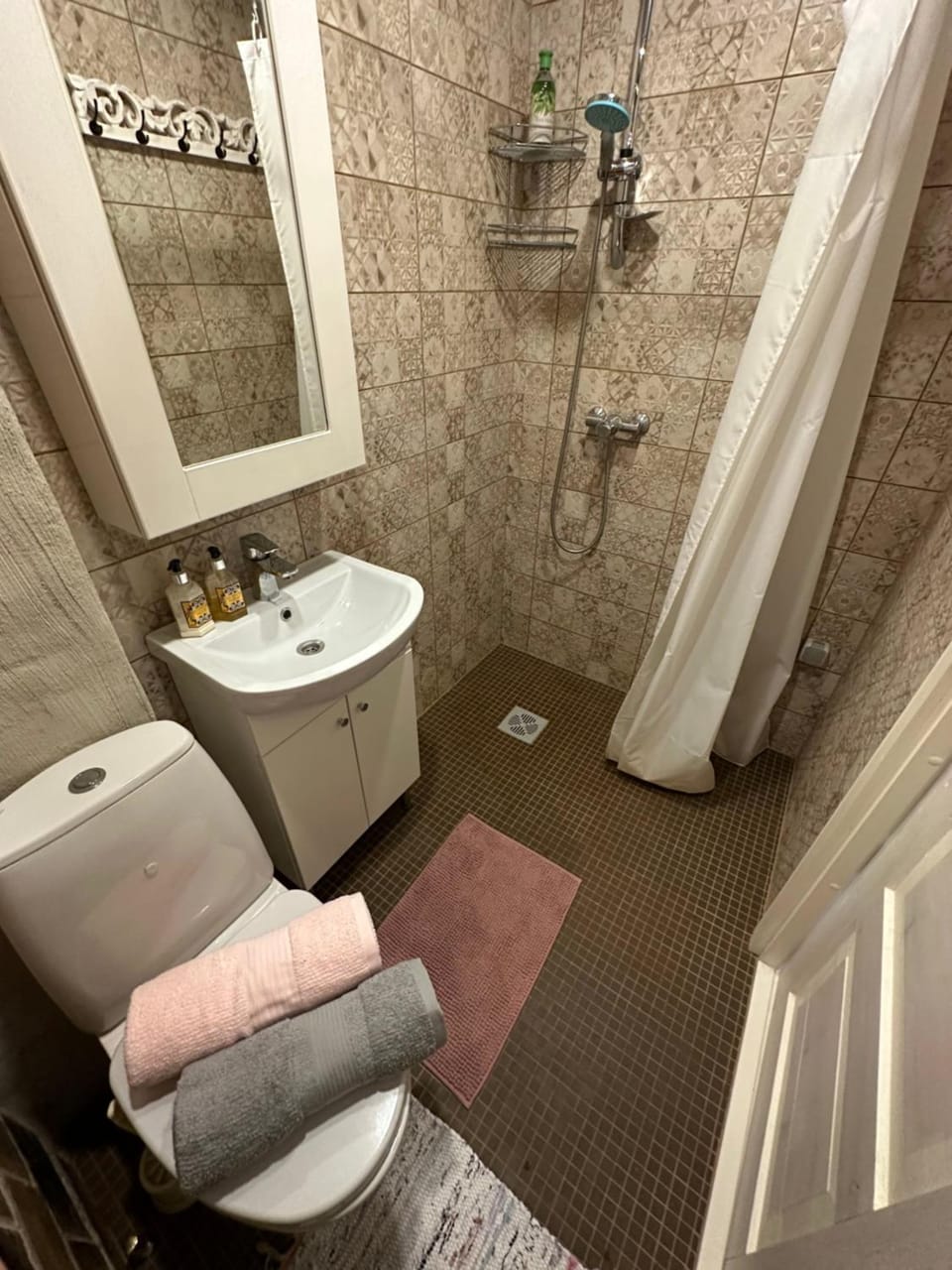 Shower, Toilet, Bathroom, towels