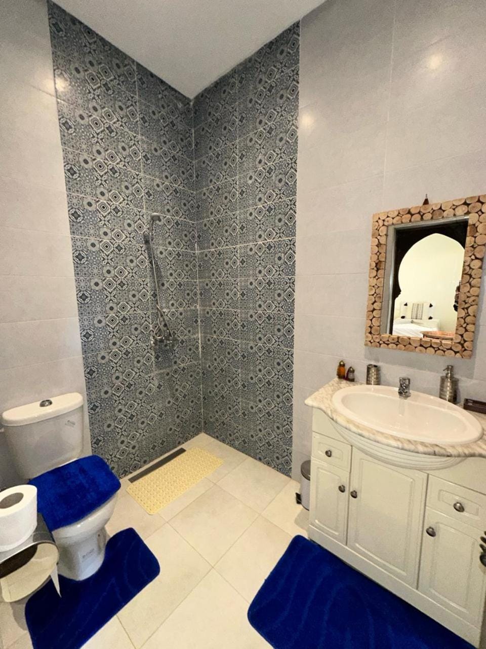 Shower, Toilet, Bathroom, towels