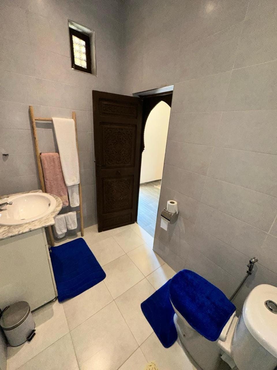 Toilet, Bathroom, bidet, towels