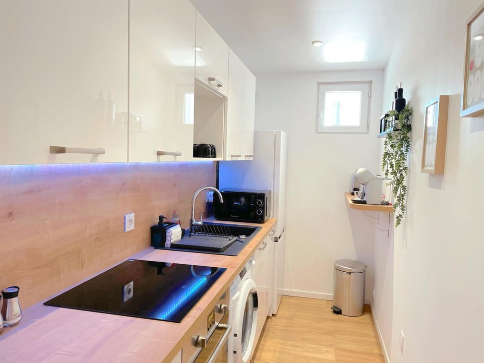 Kitchen or kitchenette, minibar, stove