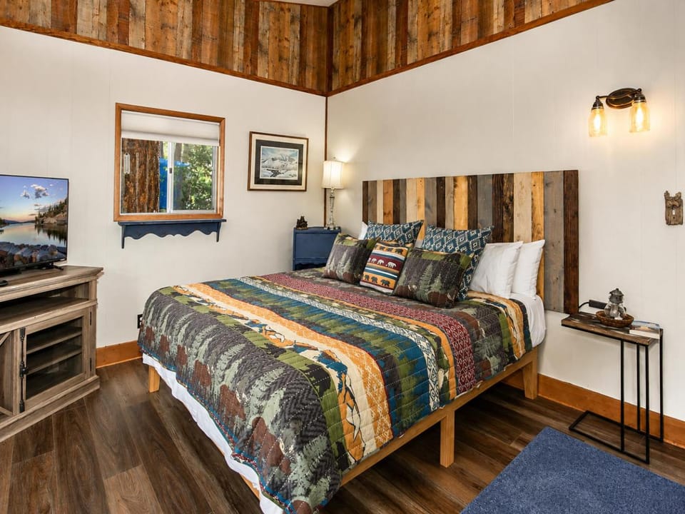 Bed, TV and multimedia, Bedroom