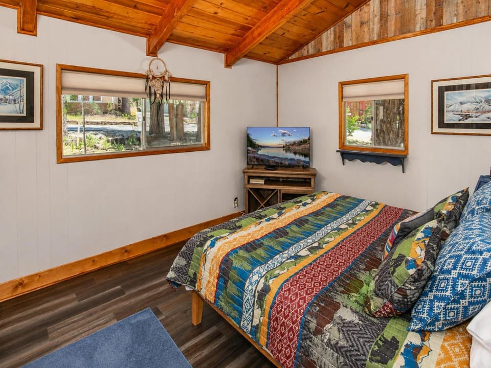 Bed, TV and multimedia, Bedroom