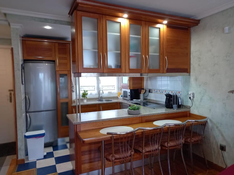 Coffee/tea facilities, Dining area, microwave, stove, kitchen