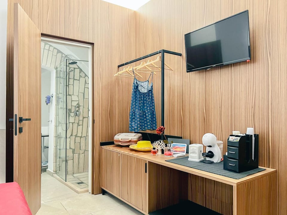 TV and multimedia, Coffee/tea facilities, wardrobe