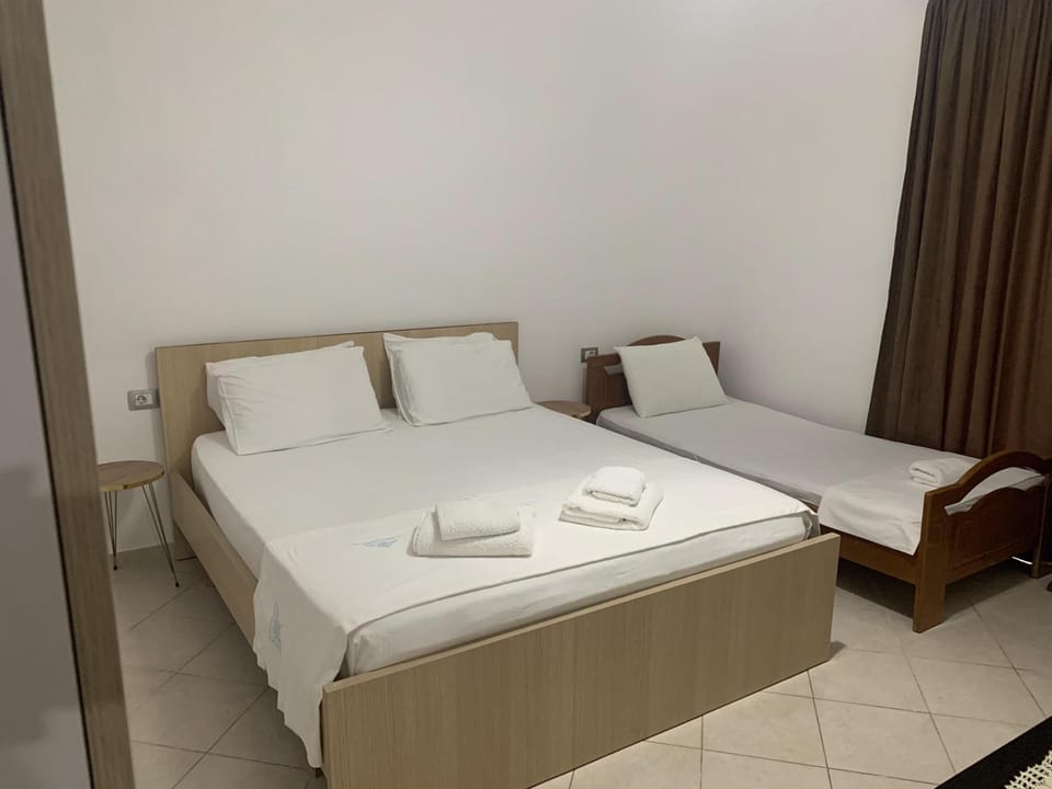 Bed, Bedroom, towels