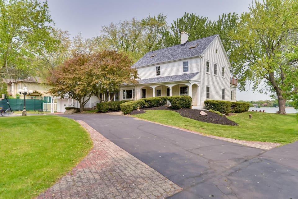 Pistakee Lake Estate w/ Boat Dock & Hot Tub! House in Fox Lake