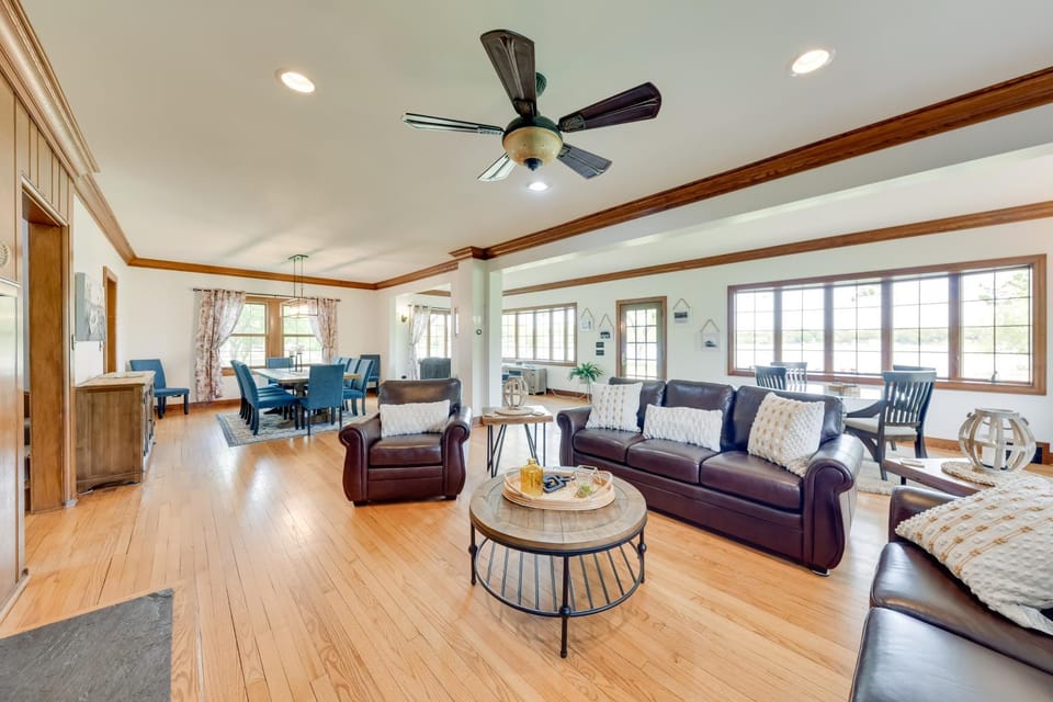 Pistakee Lake Estate w/ Boat Dock & Hot Tub! House in Fox Lake