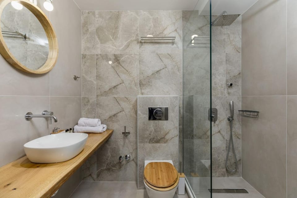Shower, Toilet, Bathroom, towels