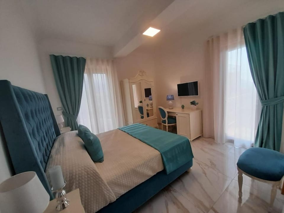 Bed, TV and multimedia, Photo of the whole room, Dining area, Bedroom, furniture, wardrobe