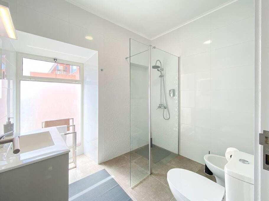 Shower, Toilet, Bathroom, bidet, towels