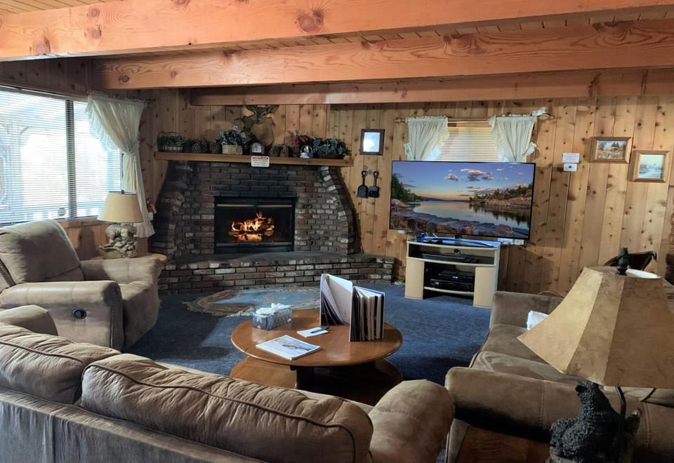 Communal lounge/ TV room, TV and multimedia, Living room, Seating area, Evening entertainment, flat iron