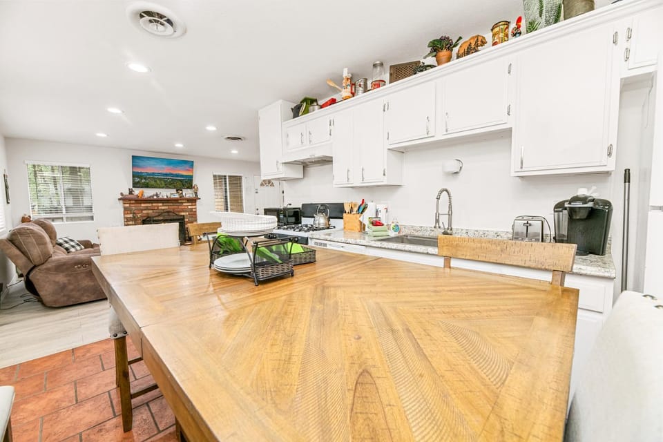 Coffee/tea facilities, Kitchen or kitchenette, stove, toaster
