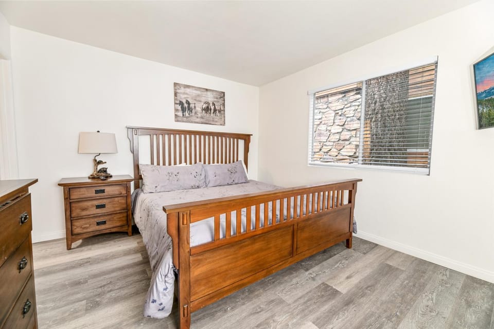 Bed, TV and multimedia, Bedroom, hair dresser