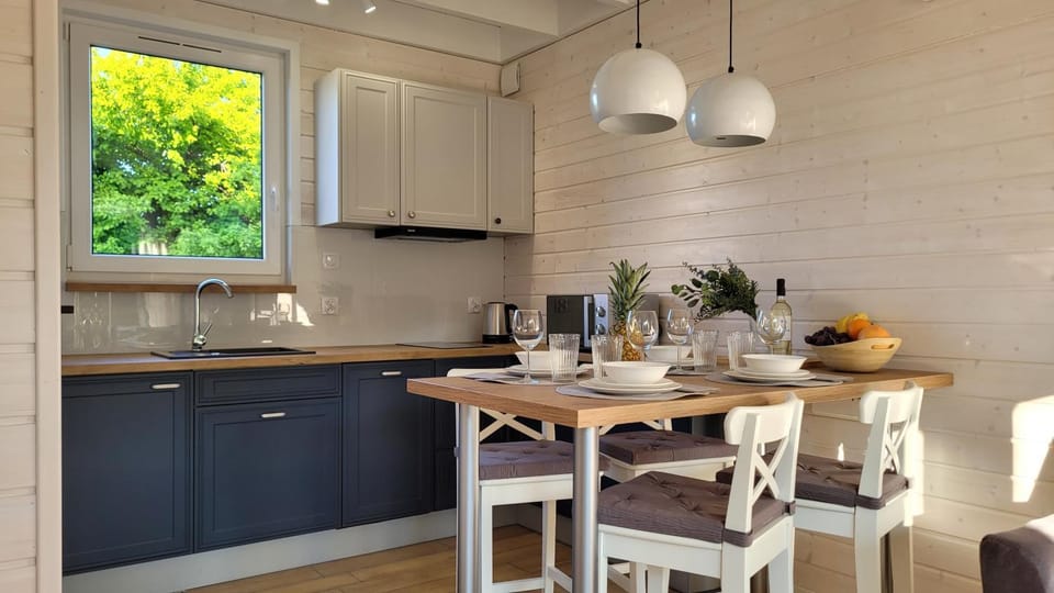Coffee/tea facilities, Kitchen or kitchenette, Dining area, dishwasher, heating, microwave, stove