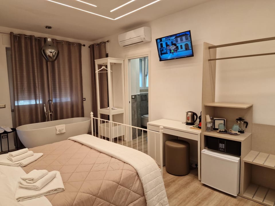 TV and multimedia, Coffee/tea facilities, Photo of the whole room, hair dresser, oven, safe, air conditioner