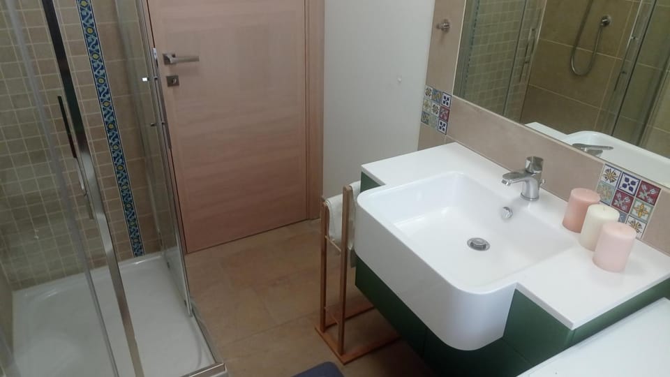 Shower, Bathroom, towels