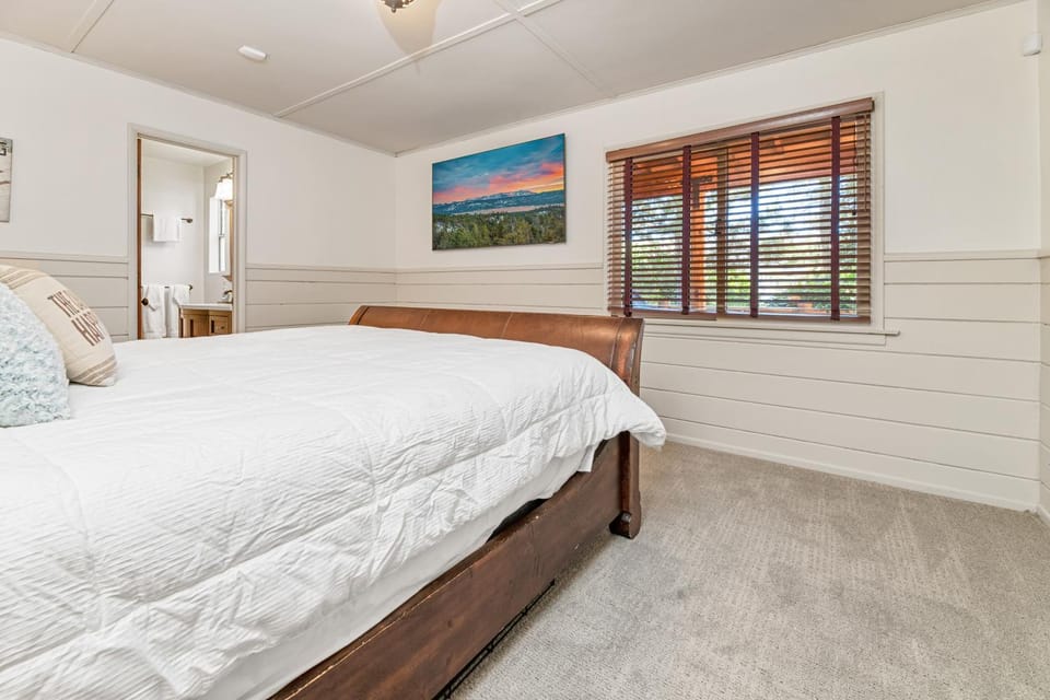 Bed, TV and multimedia, Bedroom