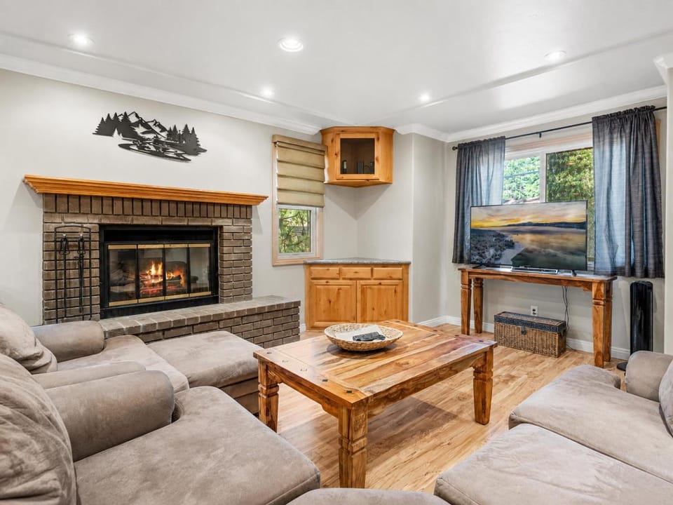 TV and multimedia, Living room, Seating area, fireplace