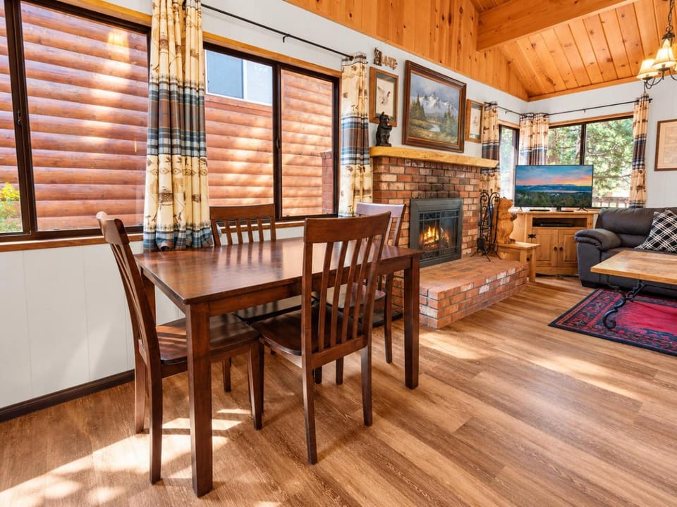 TV and multimedia, Living room, Seating area, Dining area