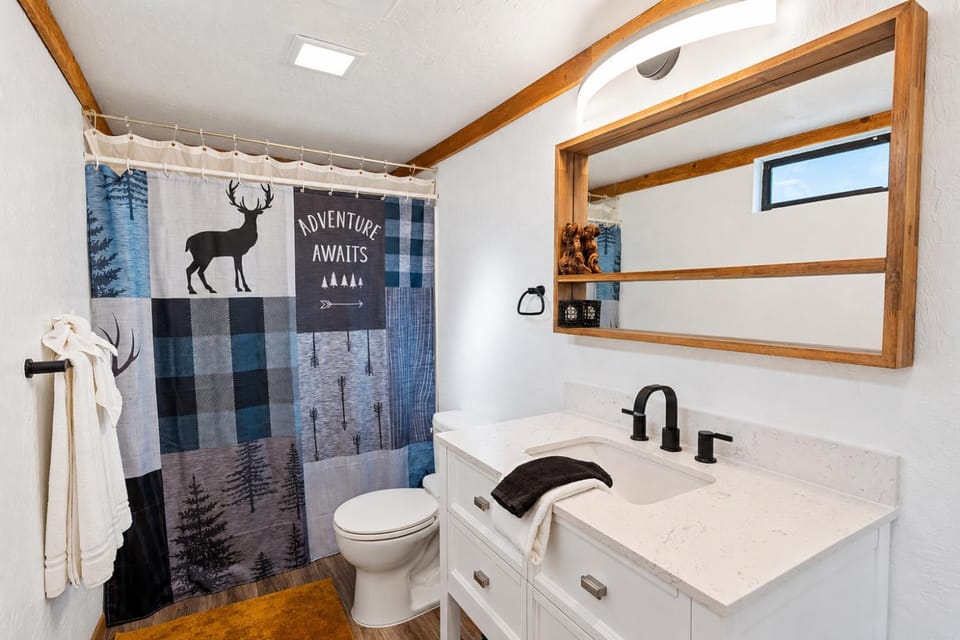 Toilet, Bathroom, towels