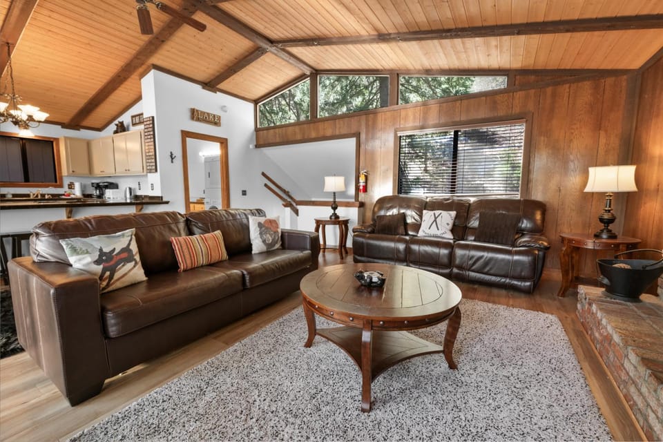 Kitchen or kitchenette, Living room, Seating area, kitchen