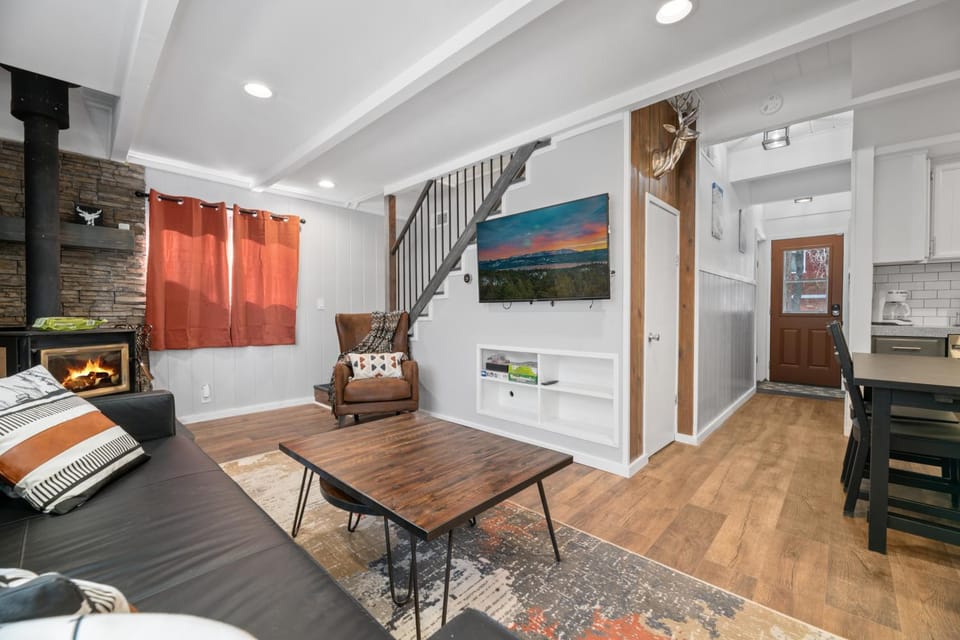 TV and multimedia, Living room, Seating area, flat iron