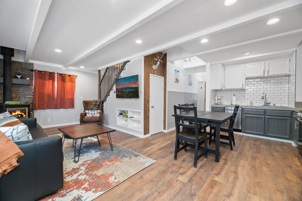 TV and multimedia, Kitchen or kitchenette, Living room, Seating area, Dining area, flat iron