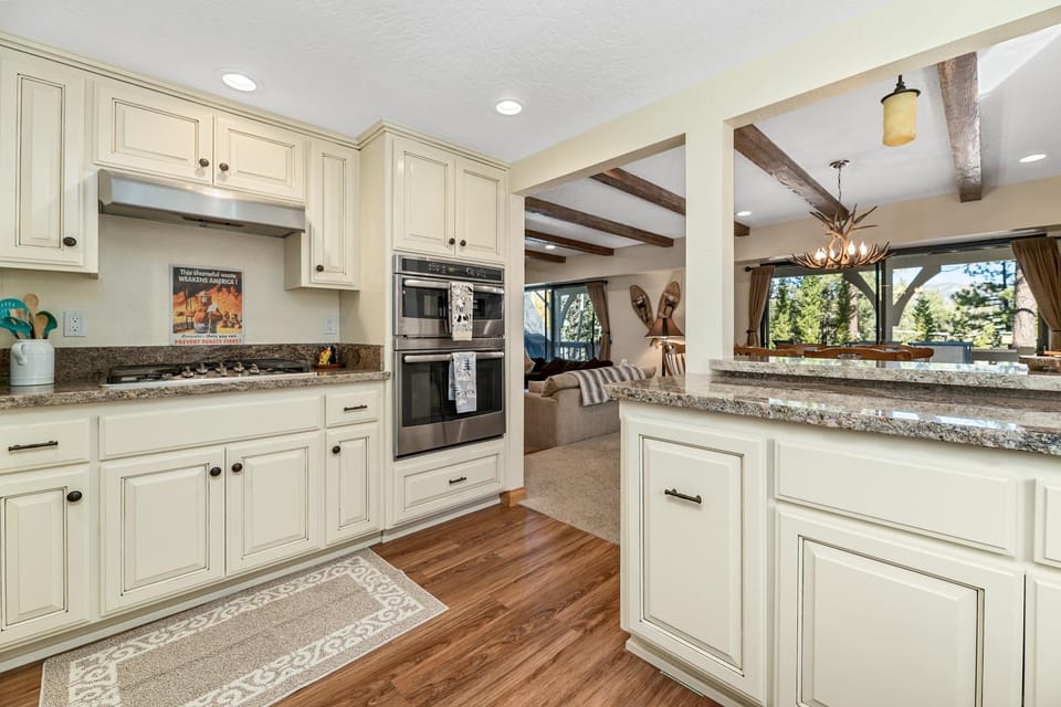 Kitchen or kitchenette, pet friendly, stove