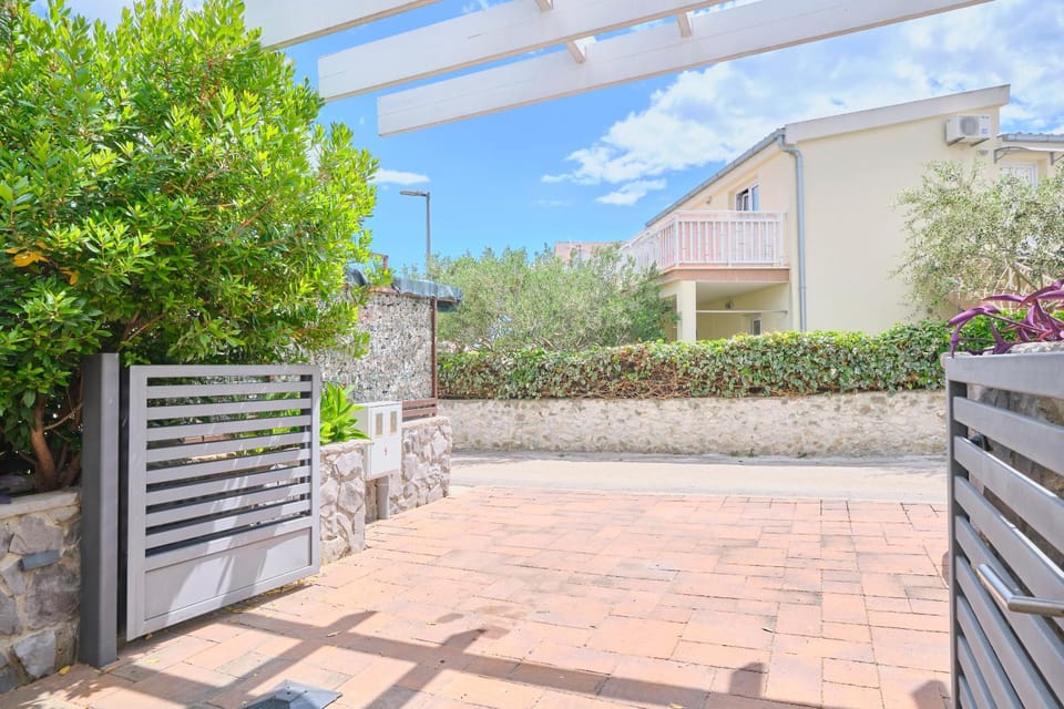 Property building, Patio, Spring, Day, Garden, Garden view