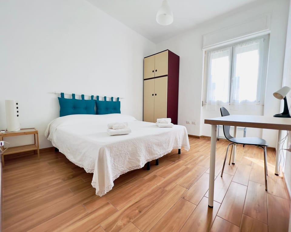 Photo of the whole room, hair dresser, towels