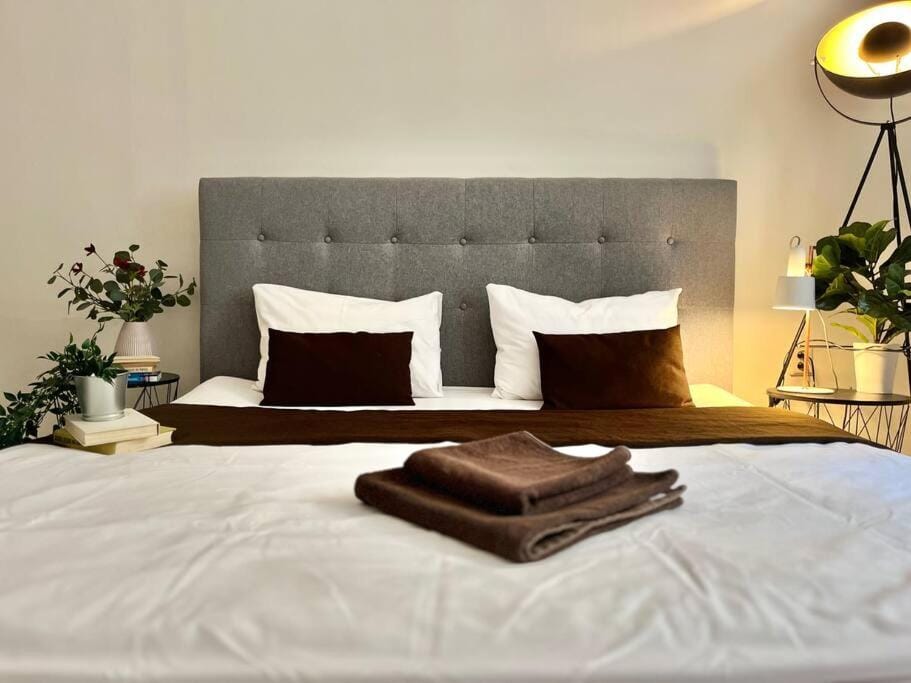 Bed, Bedroom, towels