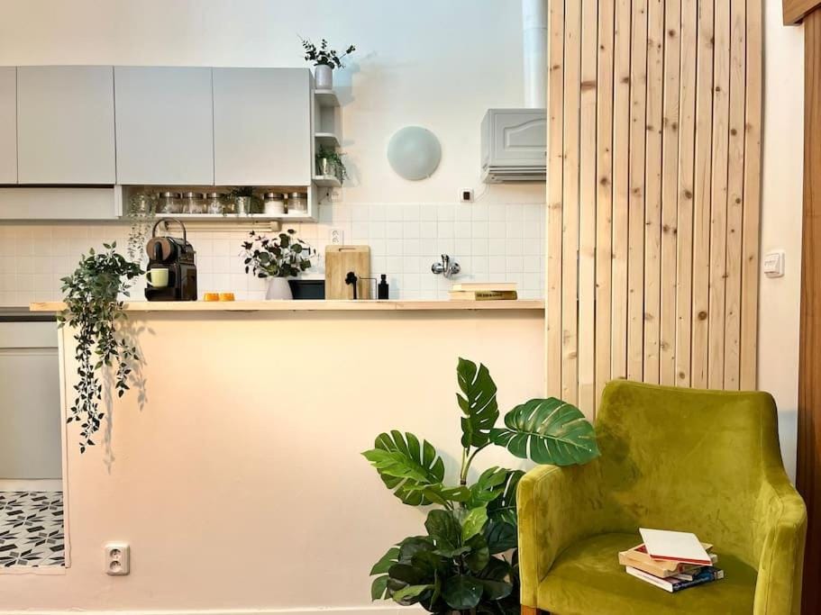 Kitchen or kitchenette, Seating area