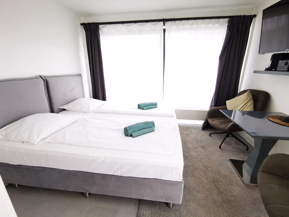 HH 04 by ROCKCHAIR - SUPERHOST Status - Modernes Apartment mit sonnigem Balkon & premium Boxspringbetten in Winterhude - Hamburg Top Geheimtipp Apartment in Hamburg