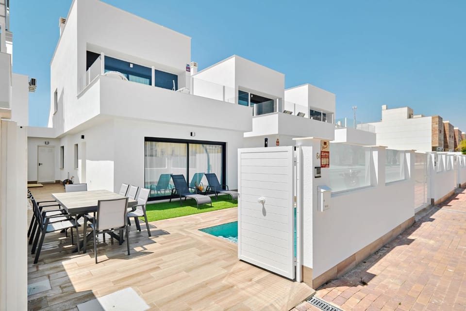 Property building, Patio, Seating area, Dining area, sunbed